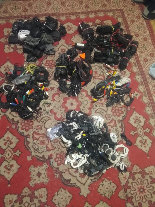 Продам зарядки разные.