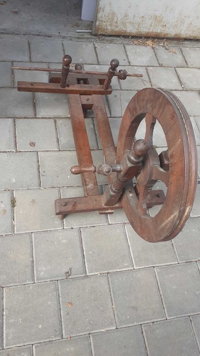 Чекрък старинен за тъкане в  добро състояние от масивно дърво.