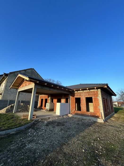 Casă la roșu, teren 1520mp- ideala pt personalizare!