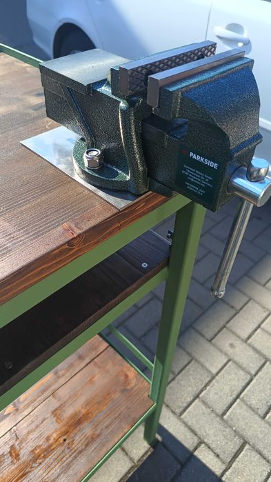 Banc de lucru cu menghină