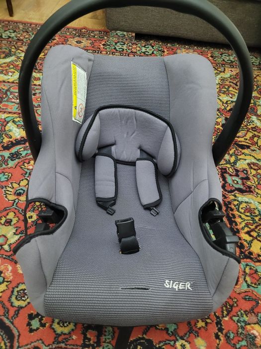 Автокресло серого цвета