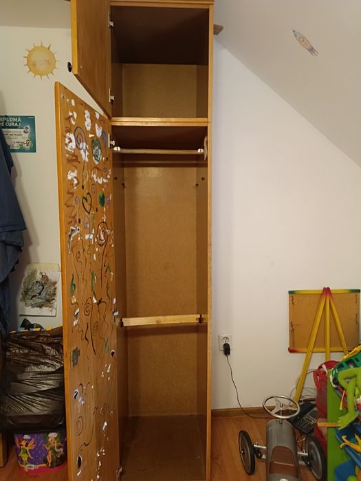 Mobilă  în stare impecabila față de lemn masiv.