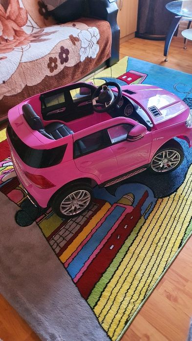 Mașinuța de copii pe telecomanda.