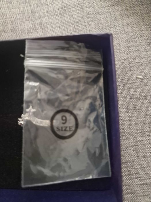 Пръстен с лилави камъни и цирконии