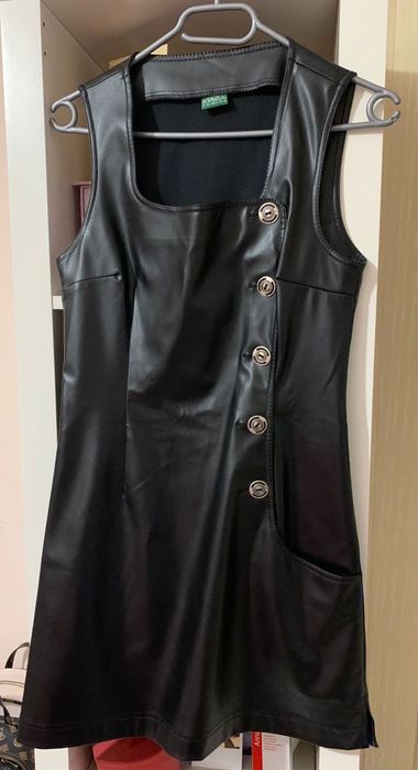 Кожена къса рокля и къса блуза.