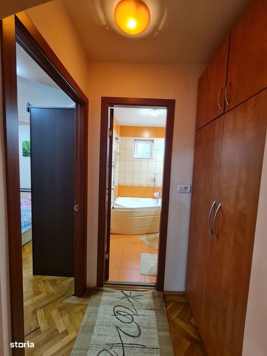 Inchiriez apartament 2 camere Modern Bou Rosu, et. 1, Centrala, Clima.