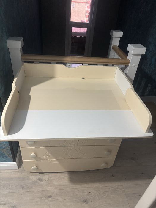 Детская кровать и детский комод.