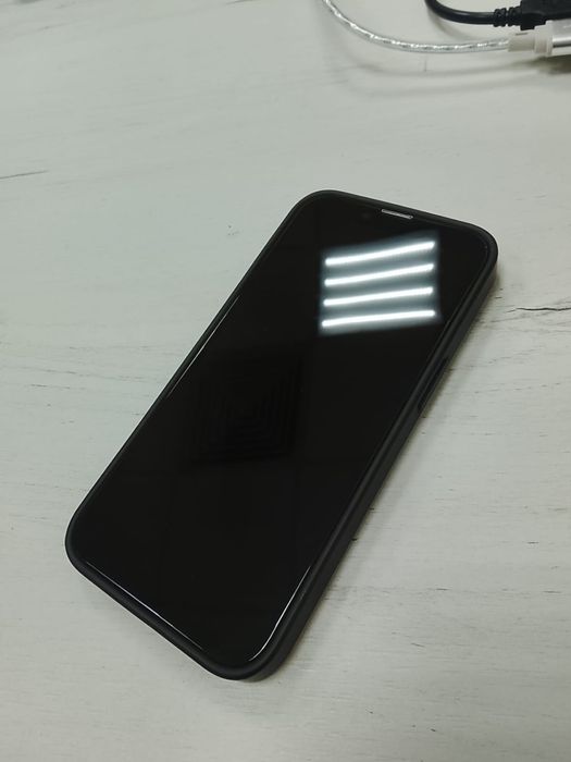 Продам Iphone 13