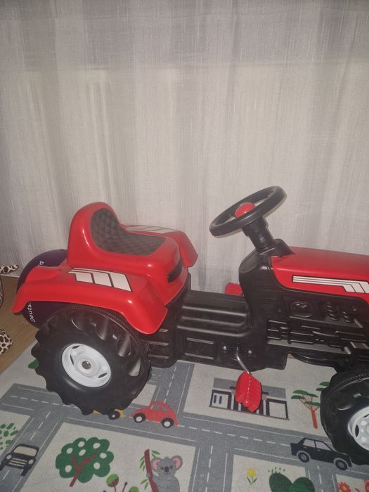 Tractor roșu băieței