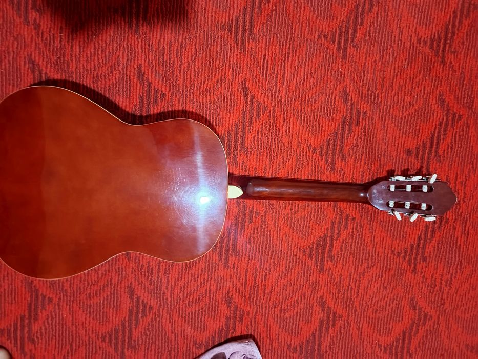 Gitara sotiladi holati juda yaxshi holata qirilga singan joyi yoʻq