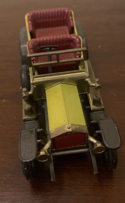 За колекционери - миниатюрни колички и керамични фигури