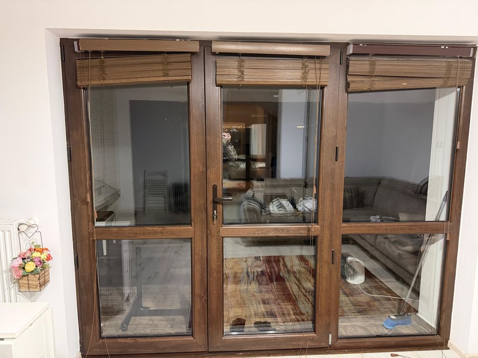 Ușă dublă din lemn cu cadru – dimensiuni mari, stare bună