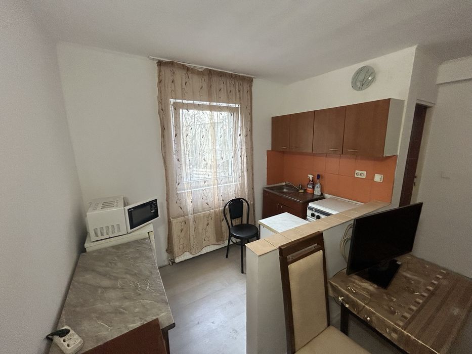 Incheriez Garsoniera la curte