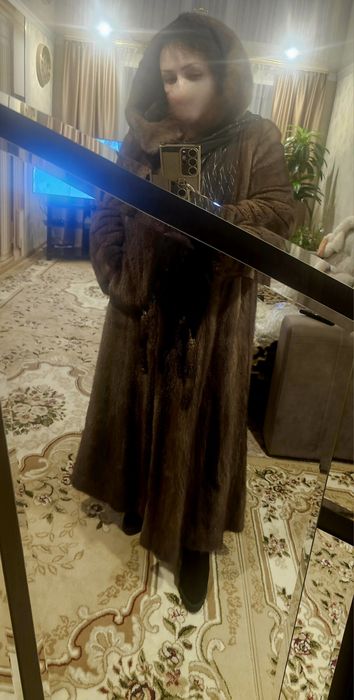 Продам норковую шубу с капюшоном