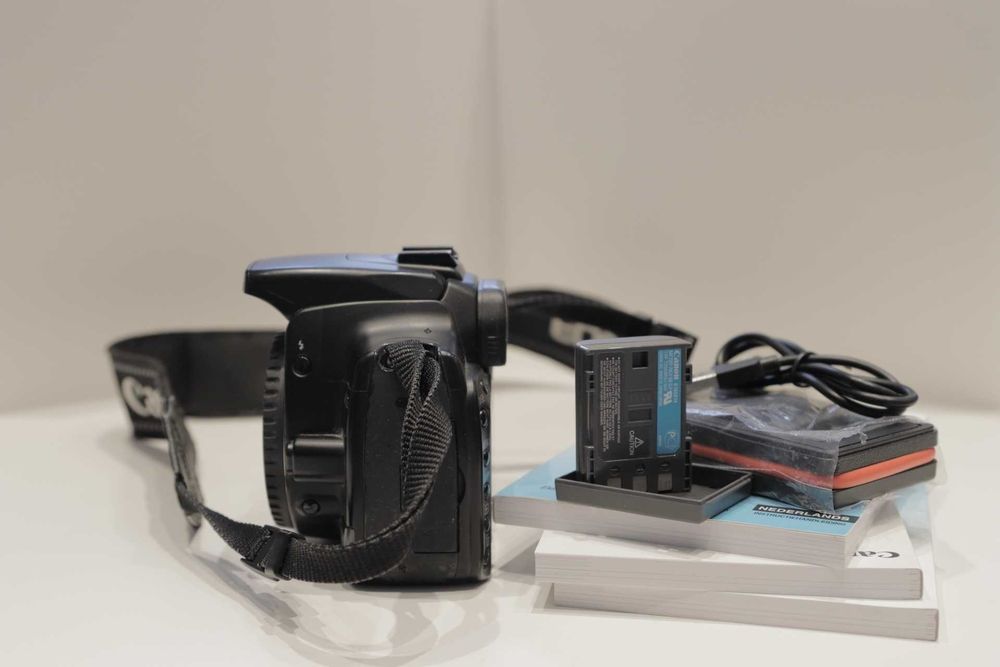 Canon DSLR 400D + дистанционнен спусък + четец на карти + малка чанта