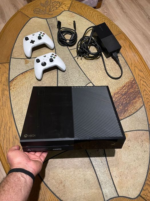 Xbox One – 500 GB | 2 Controllere Albe Originale (Rare) | Joc inclus