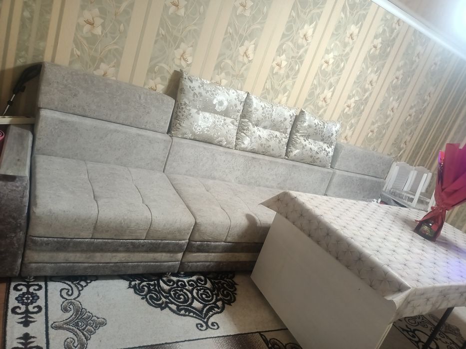 Продаю диван,4м.