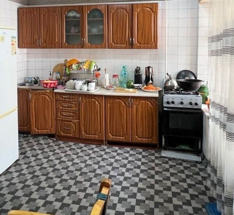Кухонный шкаф сотилади