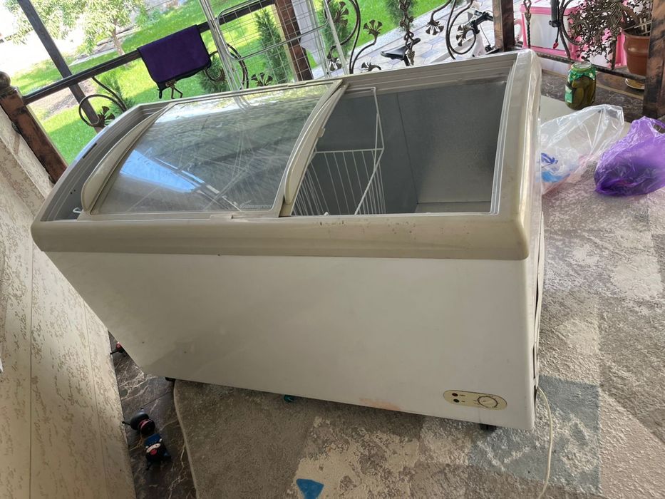 Продам витринный холодильник Almagreen