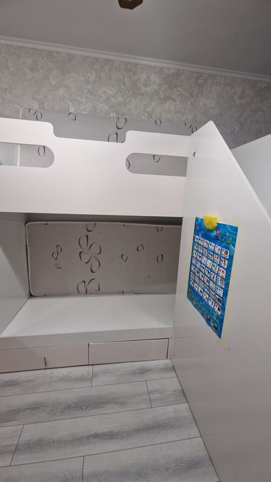 Двухярусную кровать