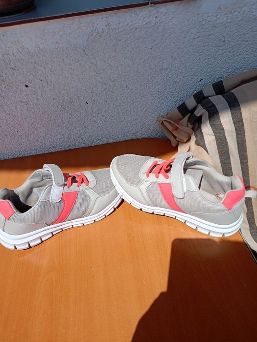 Vând pantofi sport, purtați dat in stare buna, mărimea 38, produs de c