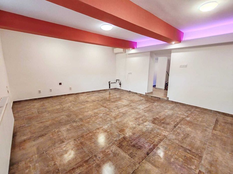 Vând Apartament la demisol cu 2 camere Zona Centrala!