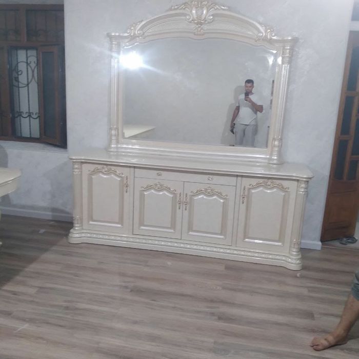 Mebil ustasi mebil yig'ish