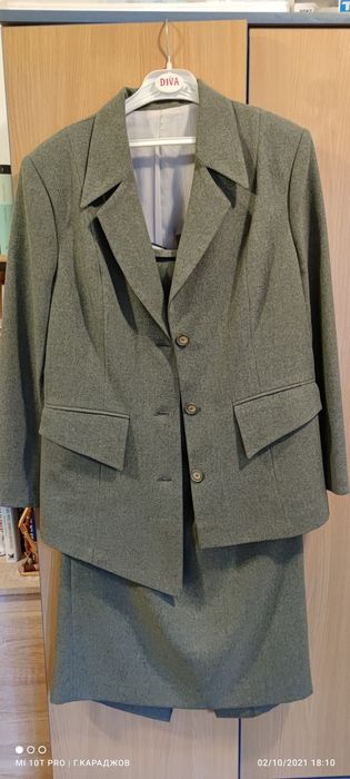 Официален дамски костюм