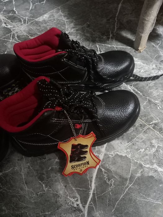 Продаются НОВЫЕ БОТИНКИ 39рр