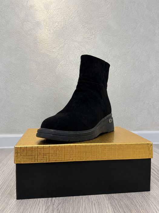 Продам женские ботинки