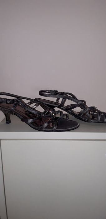 Продавам официални сандали