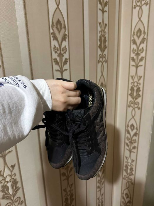 Продам кроссовки женские Michael Kors