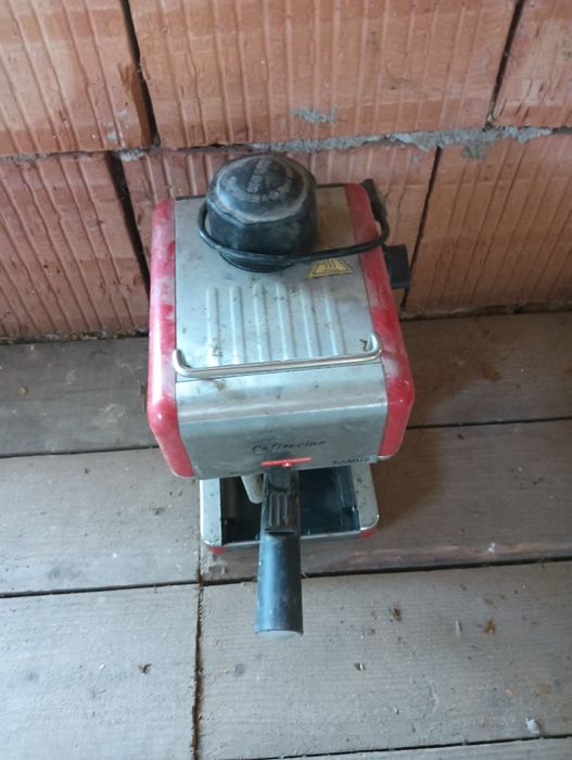 Vând 2 cafetiere intro stare foarte buna 1 este 150 bucata ambele  250 2 bucăți trimit și in tara