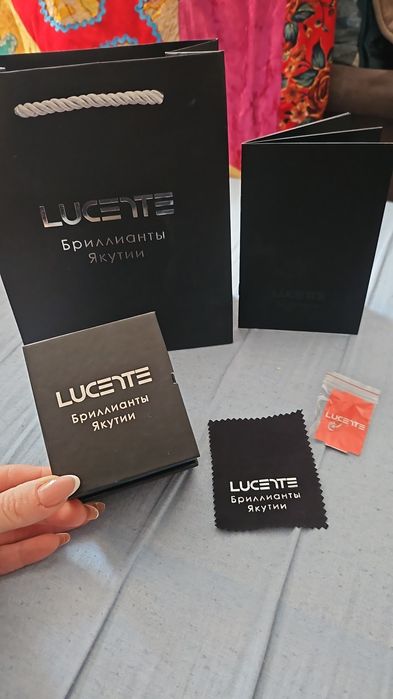 Кольцо с бриллиантом в подарок подвеска