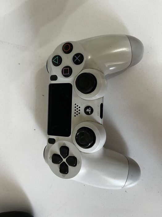 Продам  PS4 Slim 500тб 2 джостика 4 игры