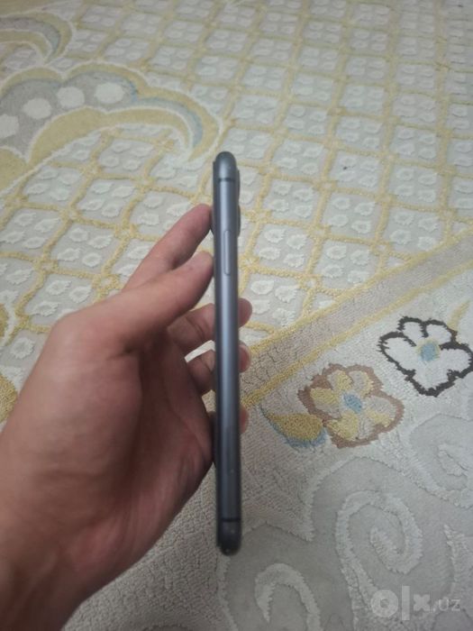 iPhone 11 black.