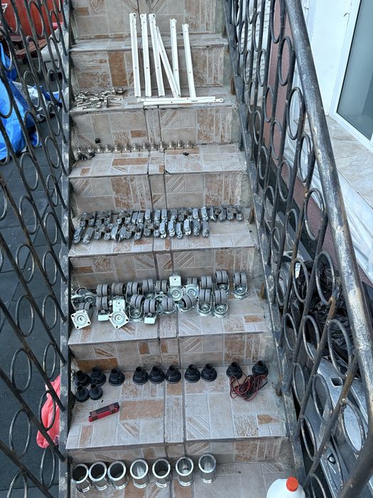 Lot feronerie premium calitate rezistent, role industriale, broaște cu chei, balamale, șine sertar, inox au costat 2400 lei acum 7 luni/ pret:250 ’lei