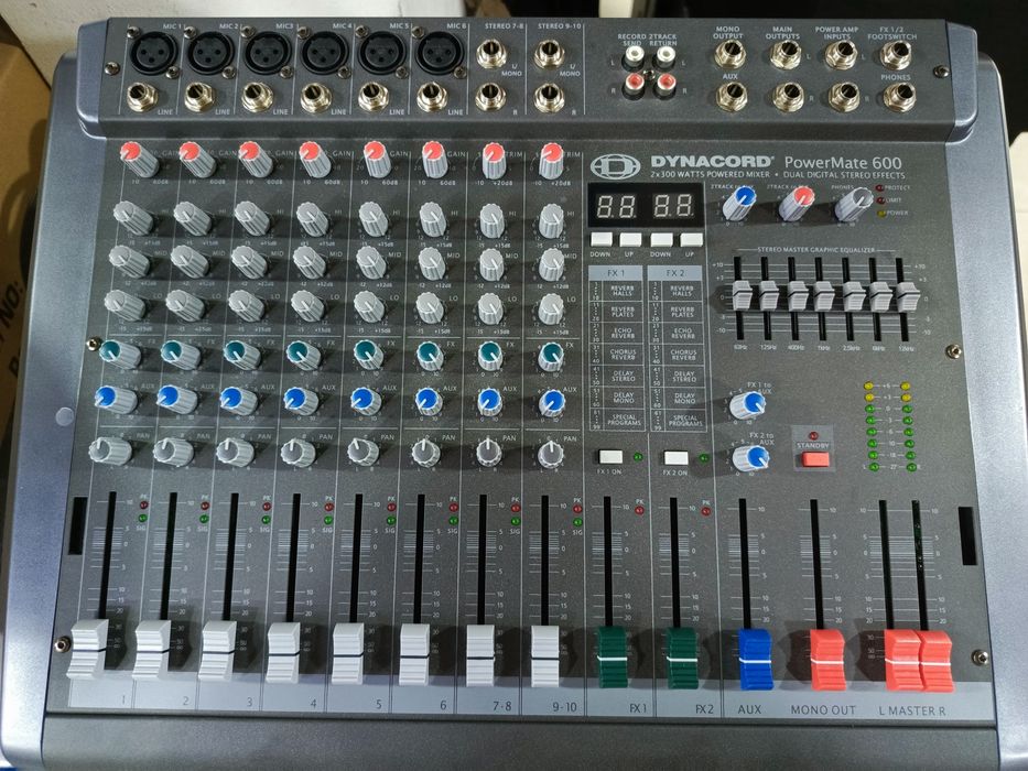 Miksher pult usilitel. Микшер Пульт Усилитель.