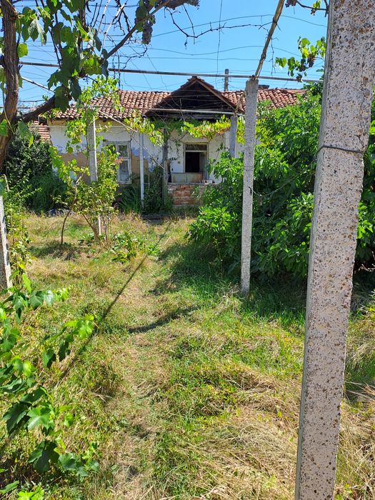 Продавам две малки къщички в с. Багренци.