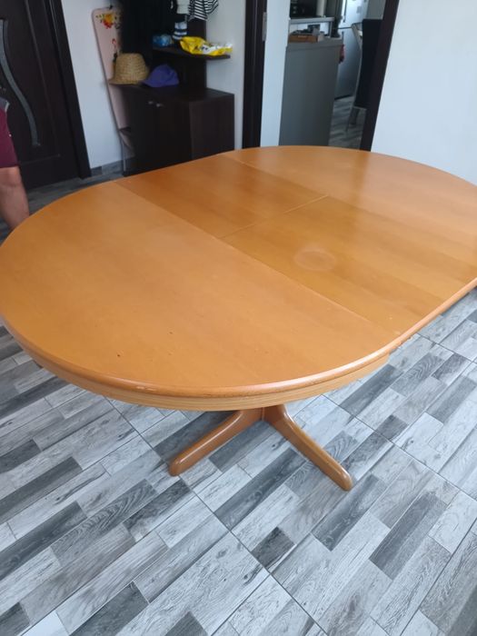 Set masă rotundă extensibilă (diametru 90 cm) + 4 scaune tapițate, le