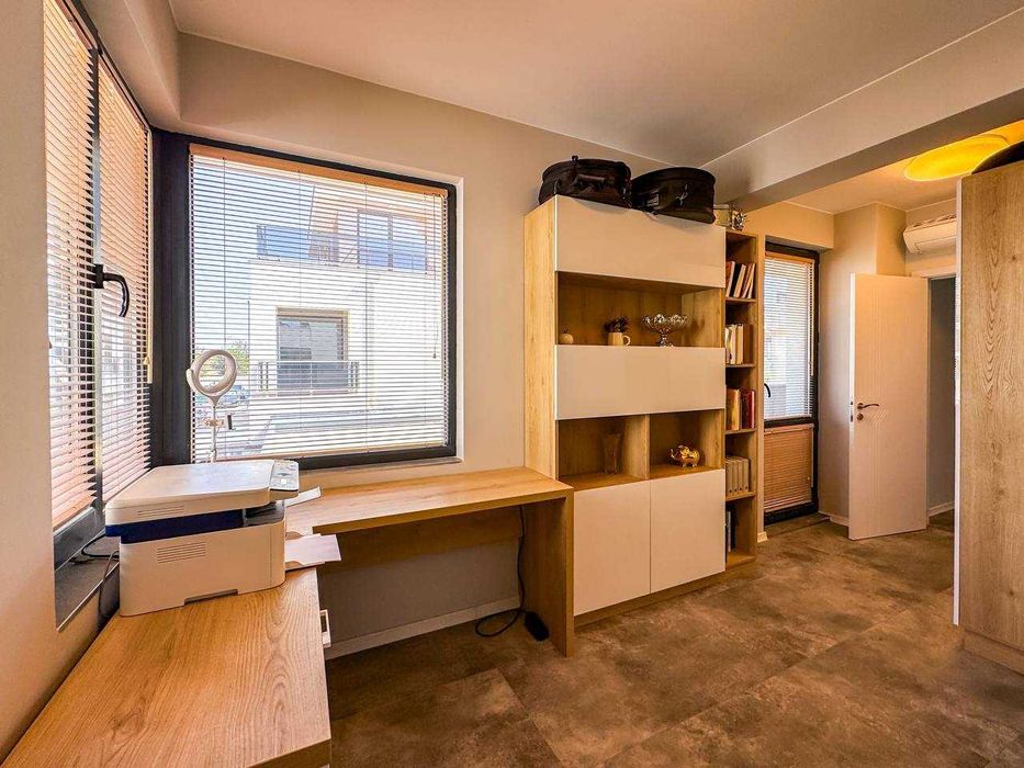 Триетажна модерна къща с двор в Сарафово, Бургас