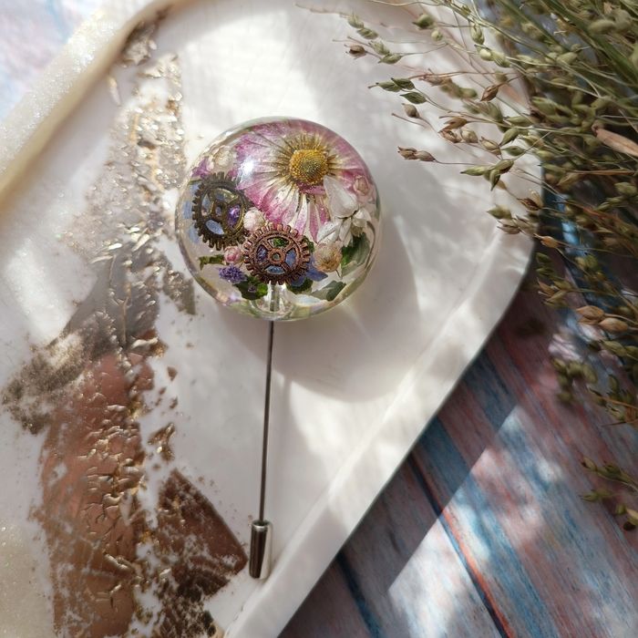 Брошь с настоящими цветами