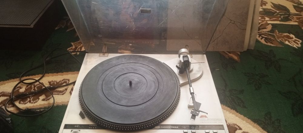 Радиотехника Проигрыватель без колонки работает