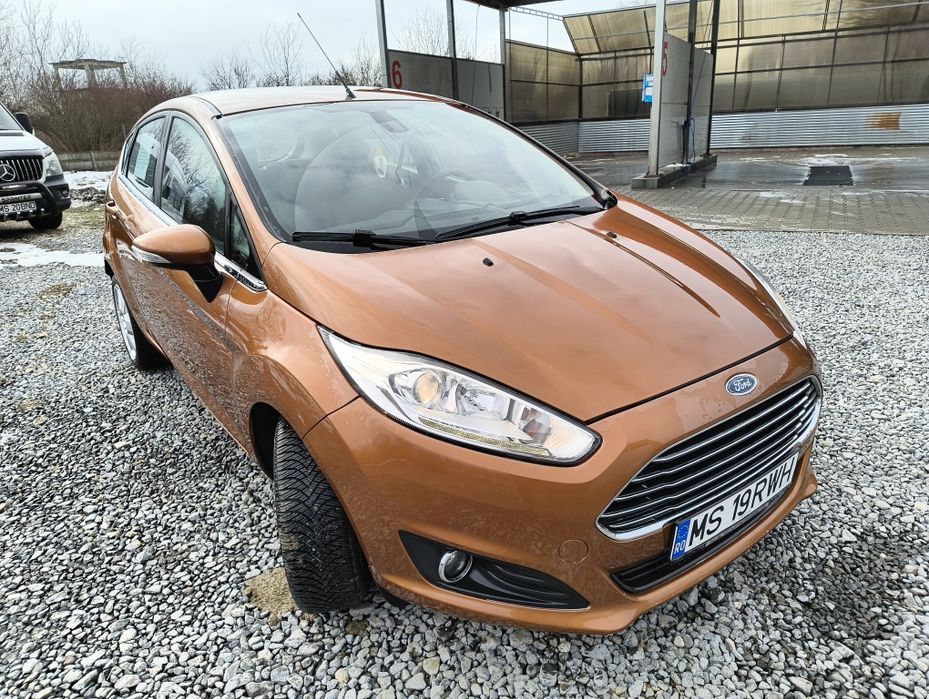 Vând sau schimb ford fiestă  TITANIUM