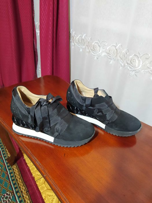 продаю  хорошие кроссовки