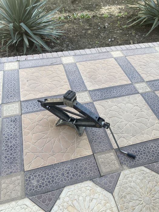 Домкрат для машины