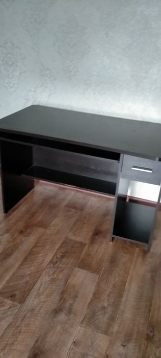 Продам стол офисный компьютерный. Размеры 118 см на 65 см. Ауэзовский
