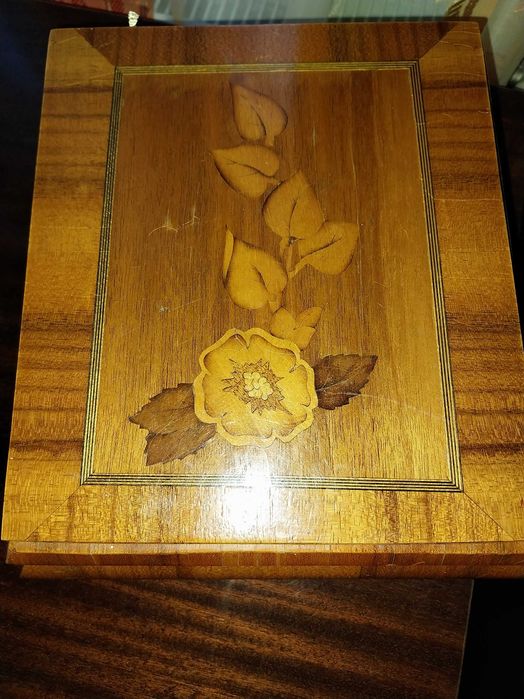 Vând cutie din lemn intarsie pentru bijuterii