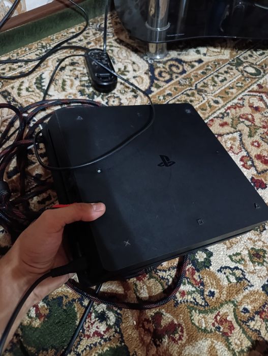 Продам игровую приставку ps4