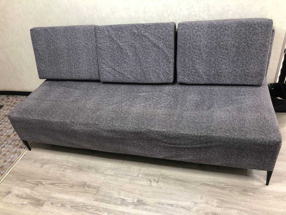 Замонавий тўғри диван, кўк-кулранг рангда, яхши ҳолатда